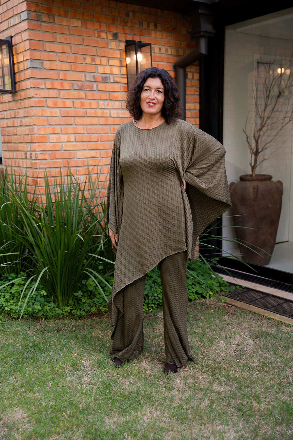 Conjunto con mangas tipo capa irregular