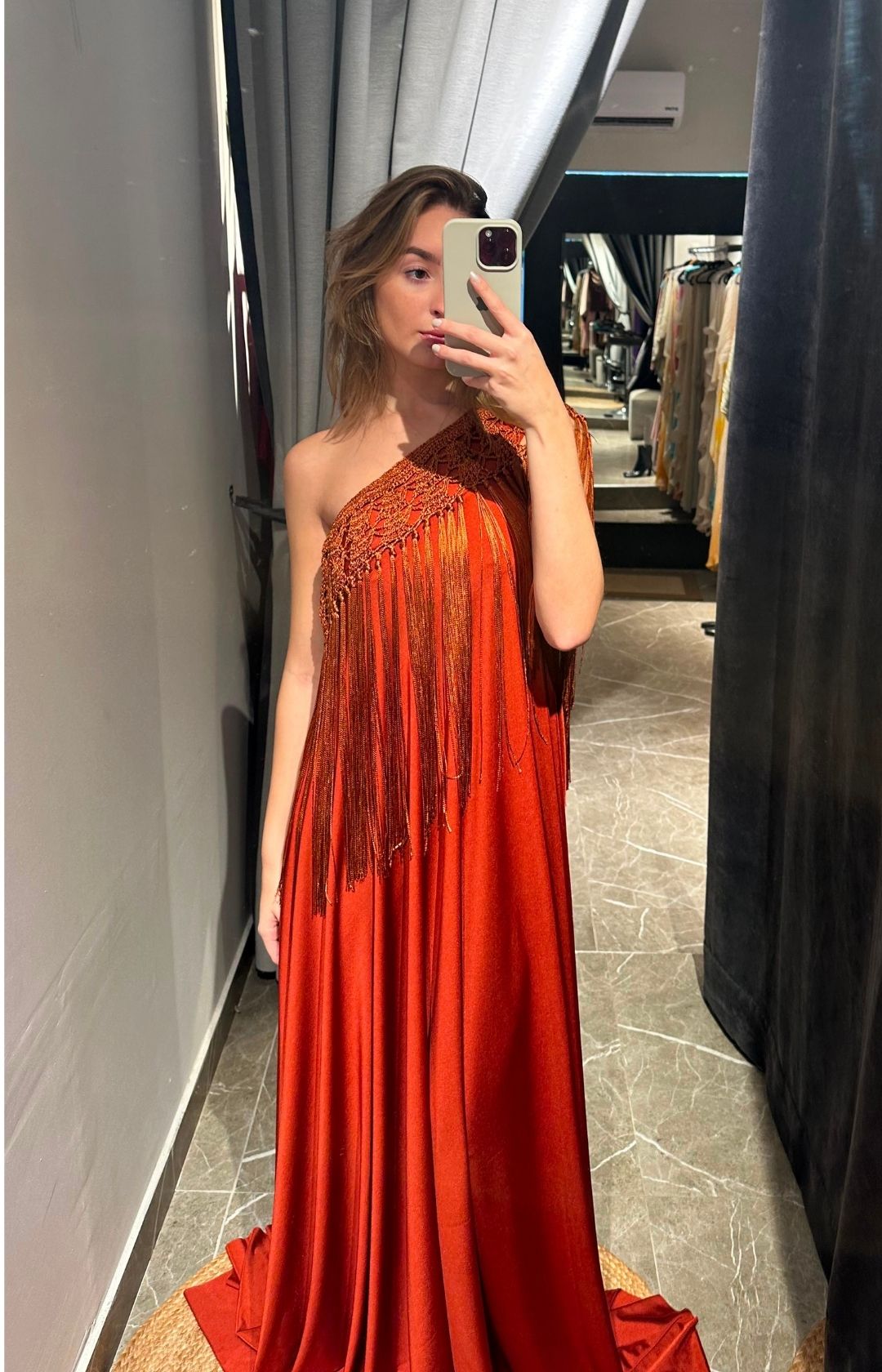 Vestido elastizado con capa de hilos de seda rojo