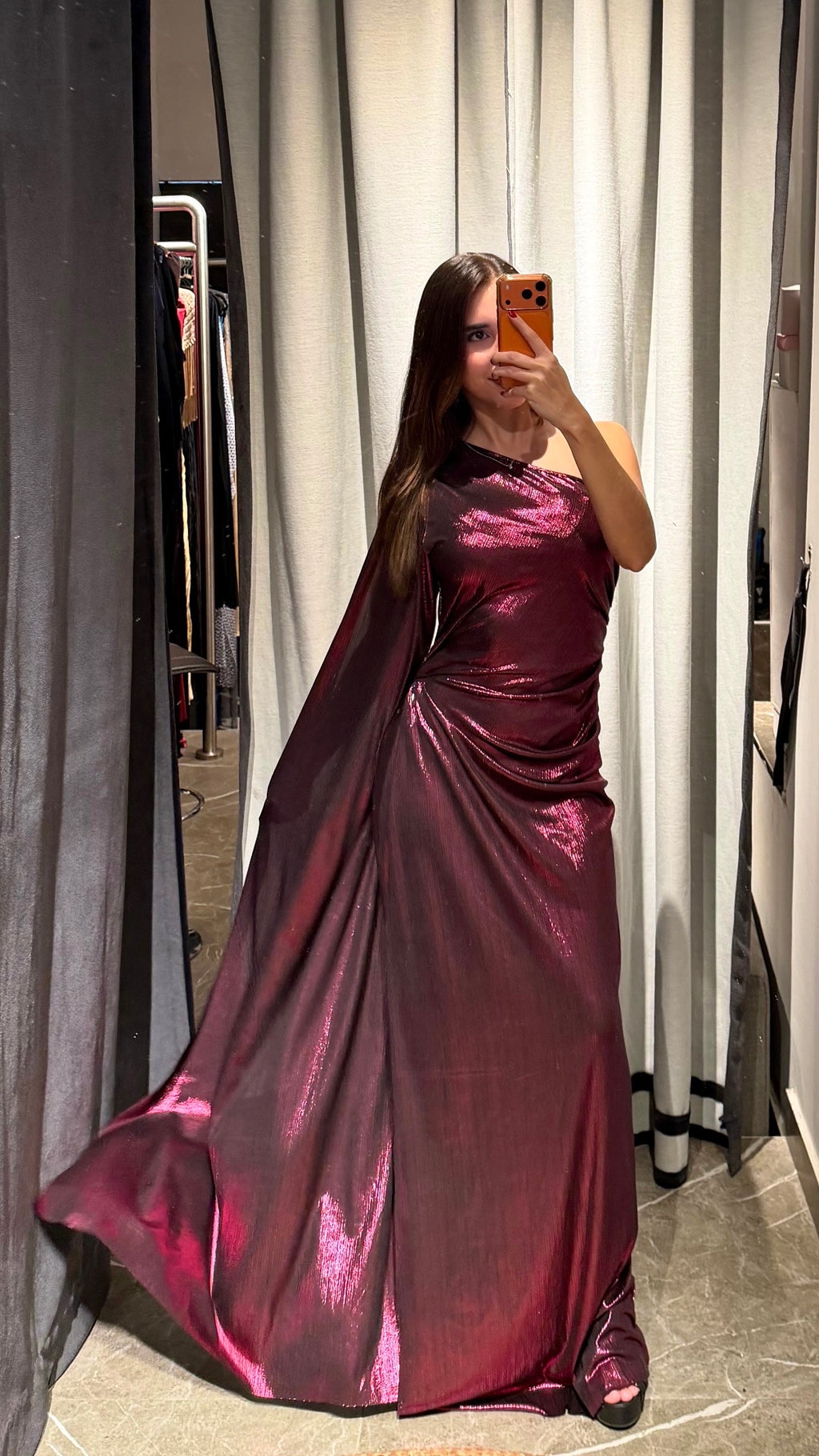 Vestido plisado asimétrico de un hombro