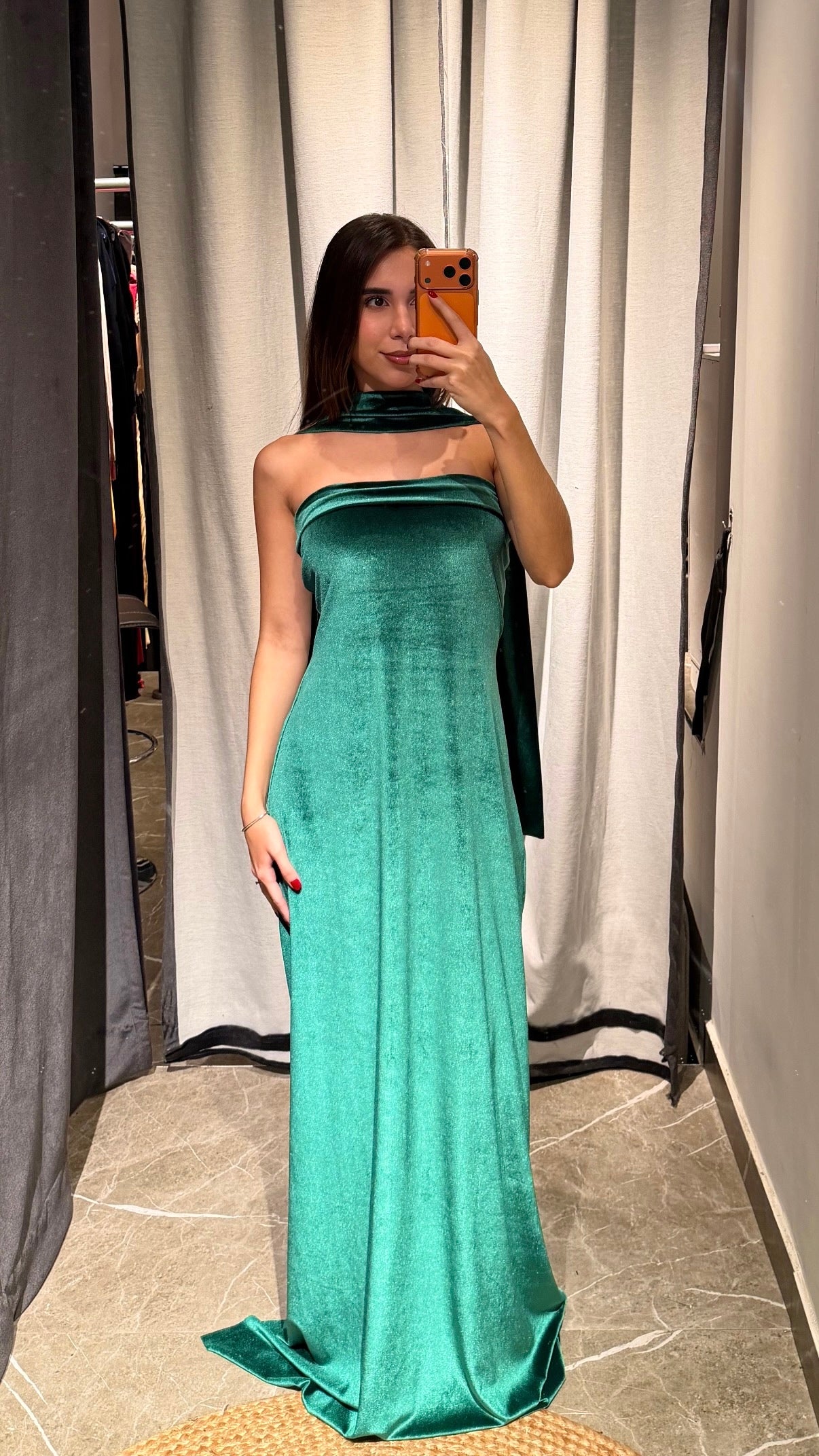 Vestido de terciopelo strapless con tira en cuello