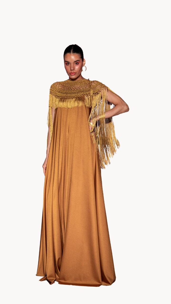 Vestido strapless con capa kaftan dorado