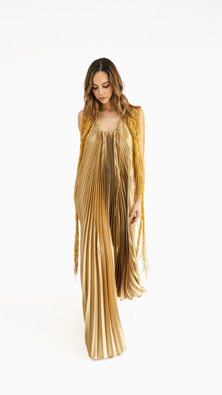 Vestido halter plisado con capa macrame dorado