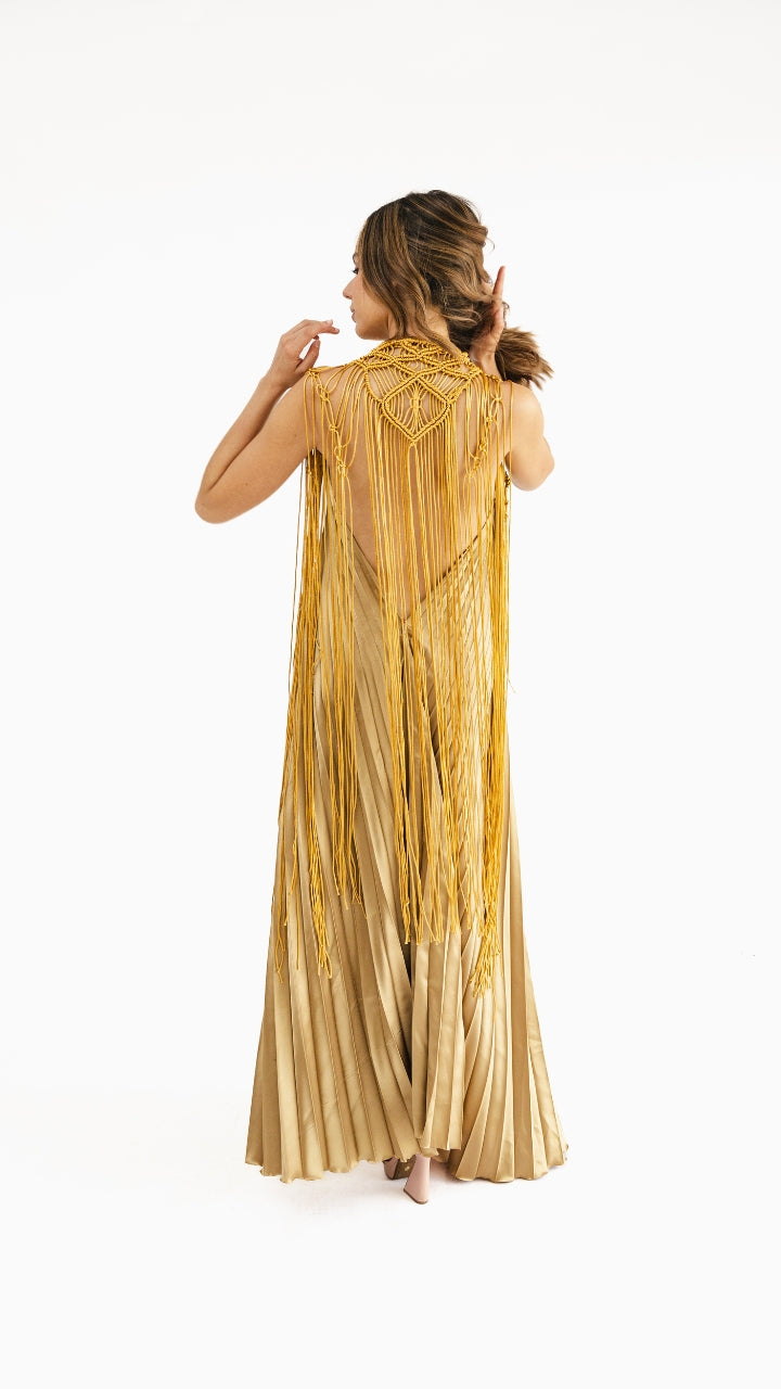 Vestido halter plisado con capa macrame dorado