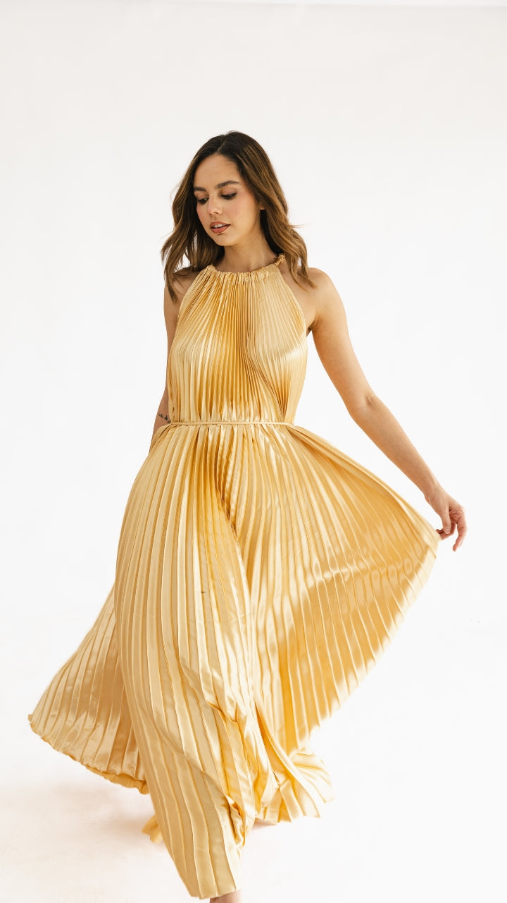 Vestido doble halter plisado con cinto dorado