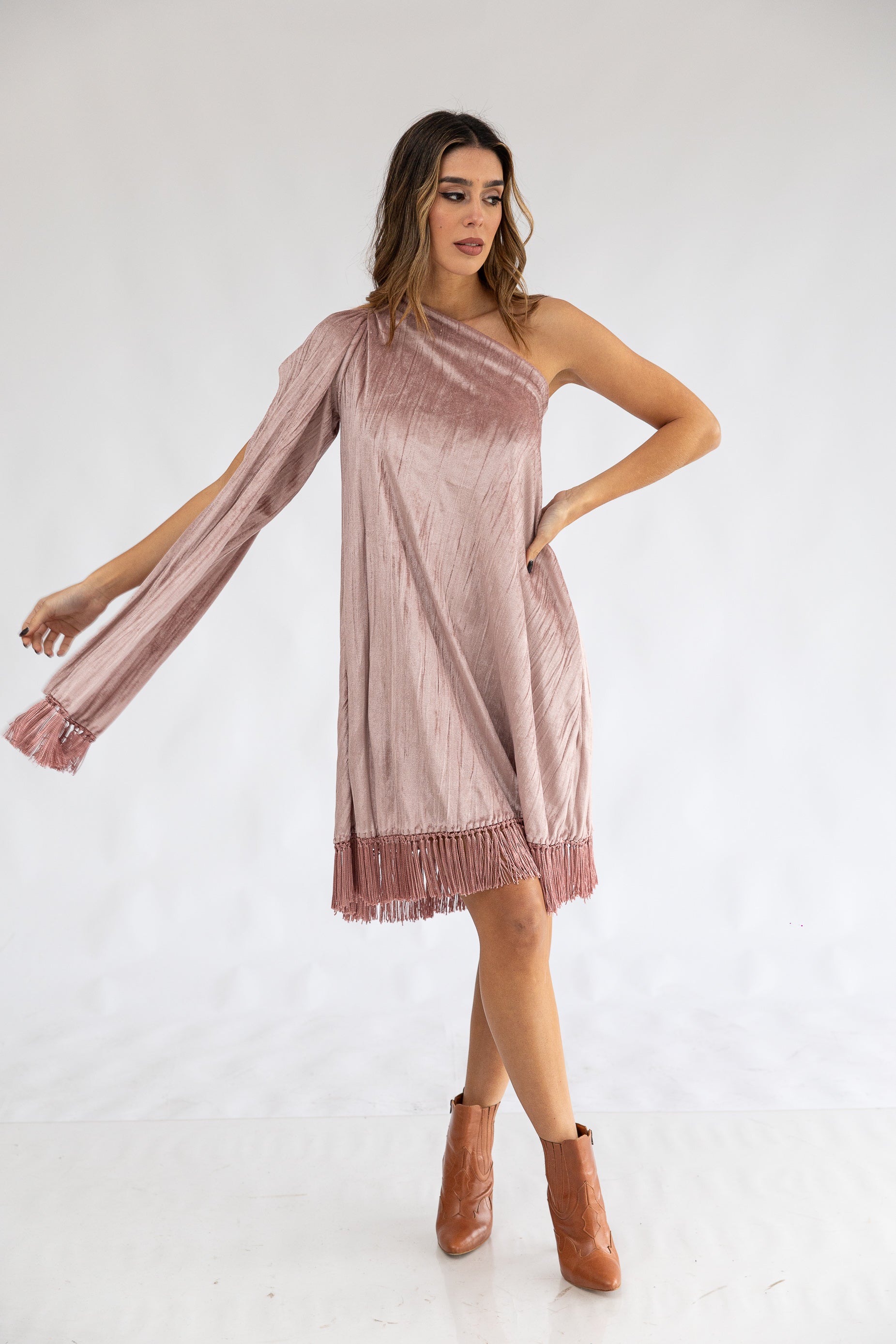 Vestido Corto Un Hombro Terciopelo Con Flecos Amaia